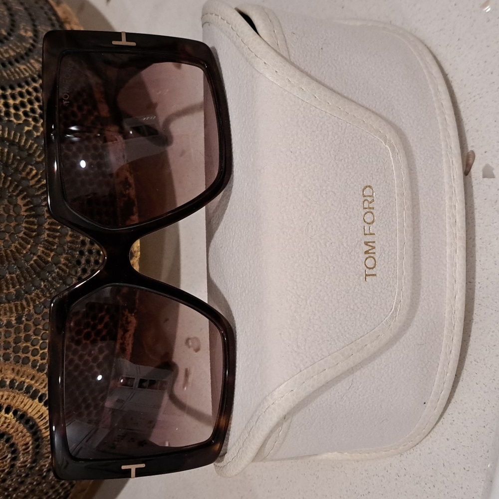 NWT Tom Ford Tortoiseshell Sunglasses with White Case